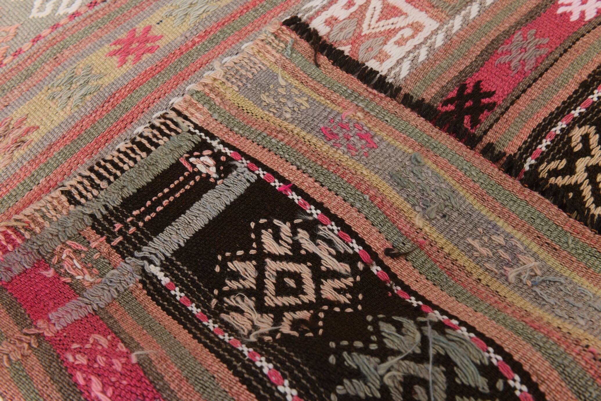 Tapis kilim ancien pastel, teintes délavées rose & vert, charme bohème,