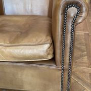 Paire de fauteuils club en cuir couleur camel
