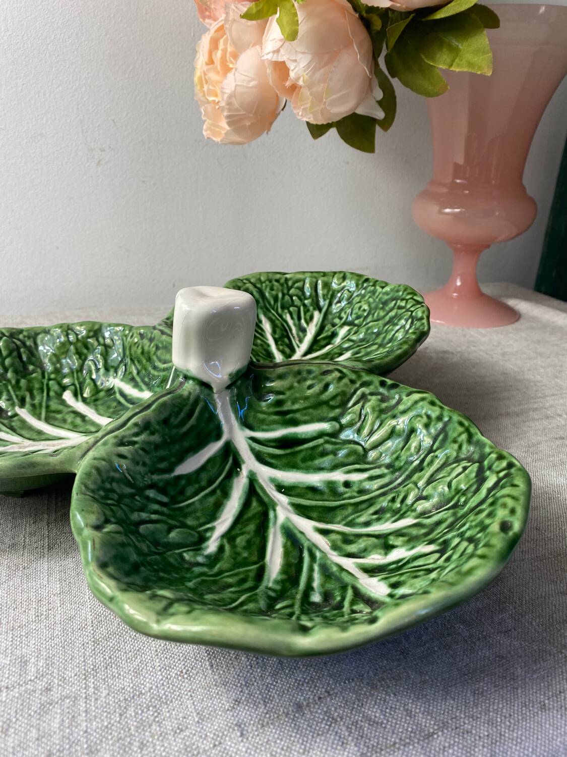 Cabbage leaf serving dish in majolica