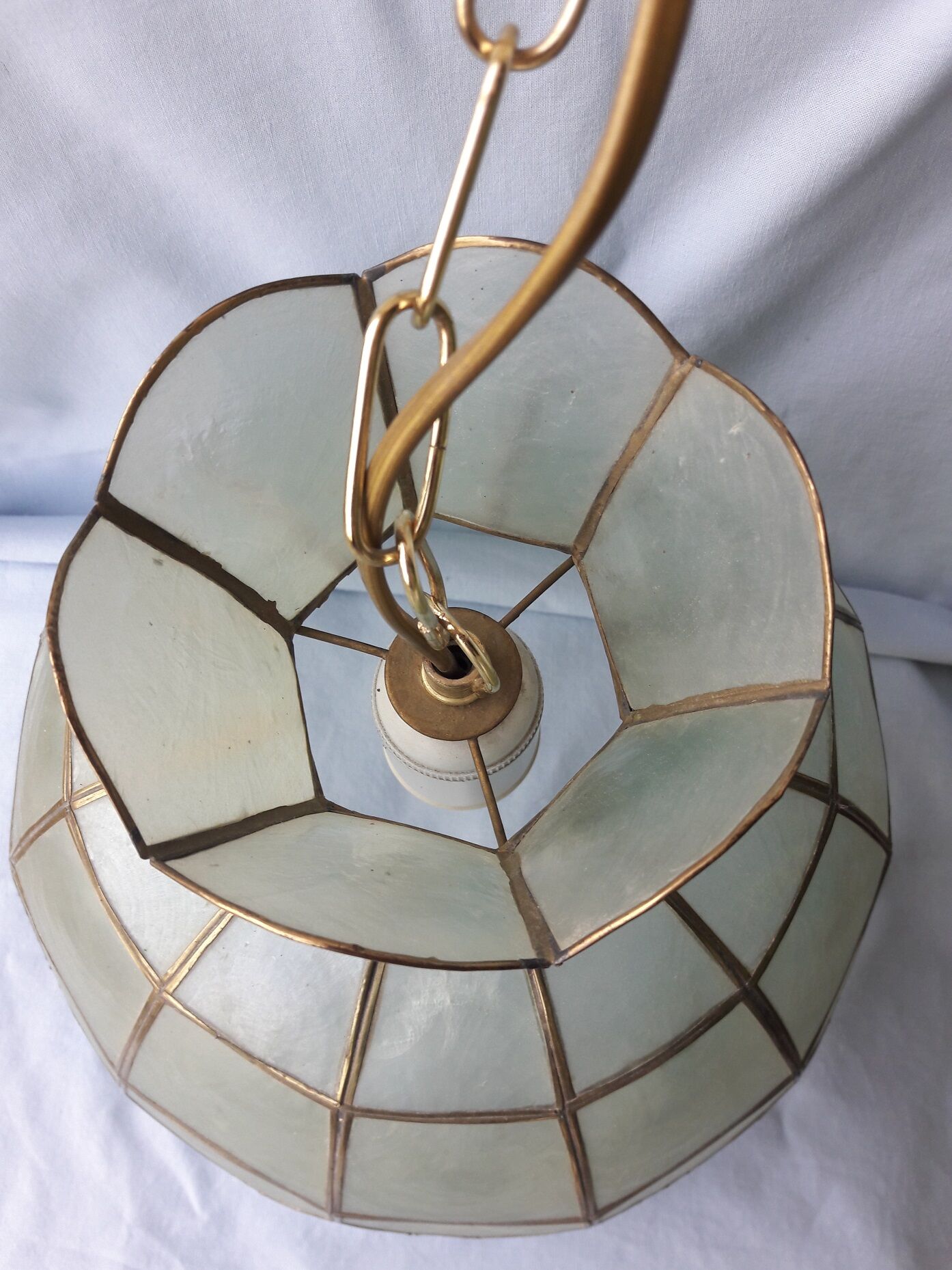 Mother-of-pearl suspension