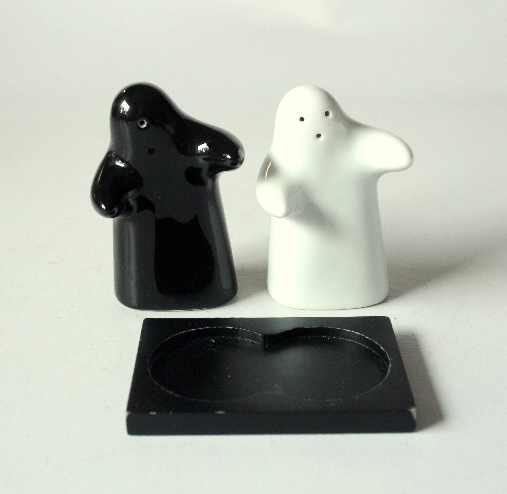 Ceramic salt and pepper shaker - hugging ghosts - vintage from the 1980s