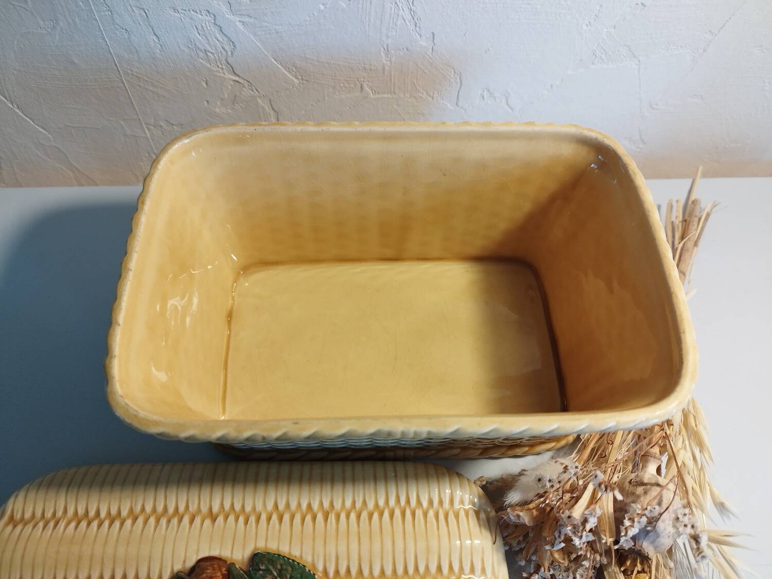 Biscuit tin in barbotine