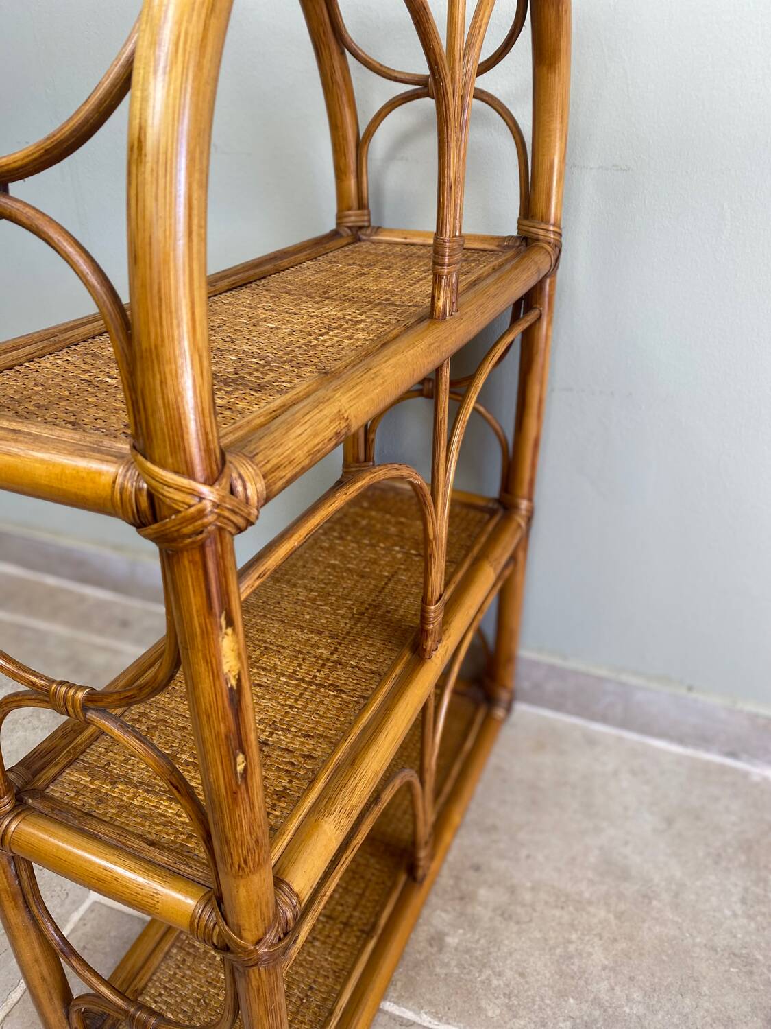 Étagère en rotin vintage