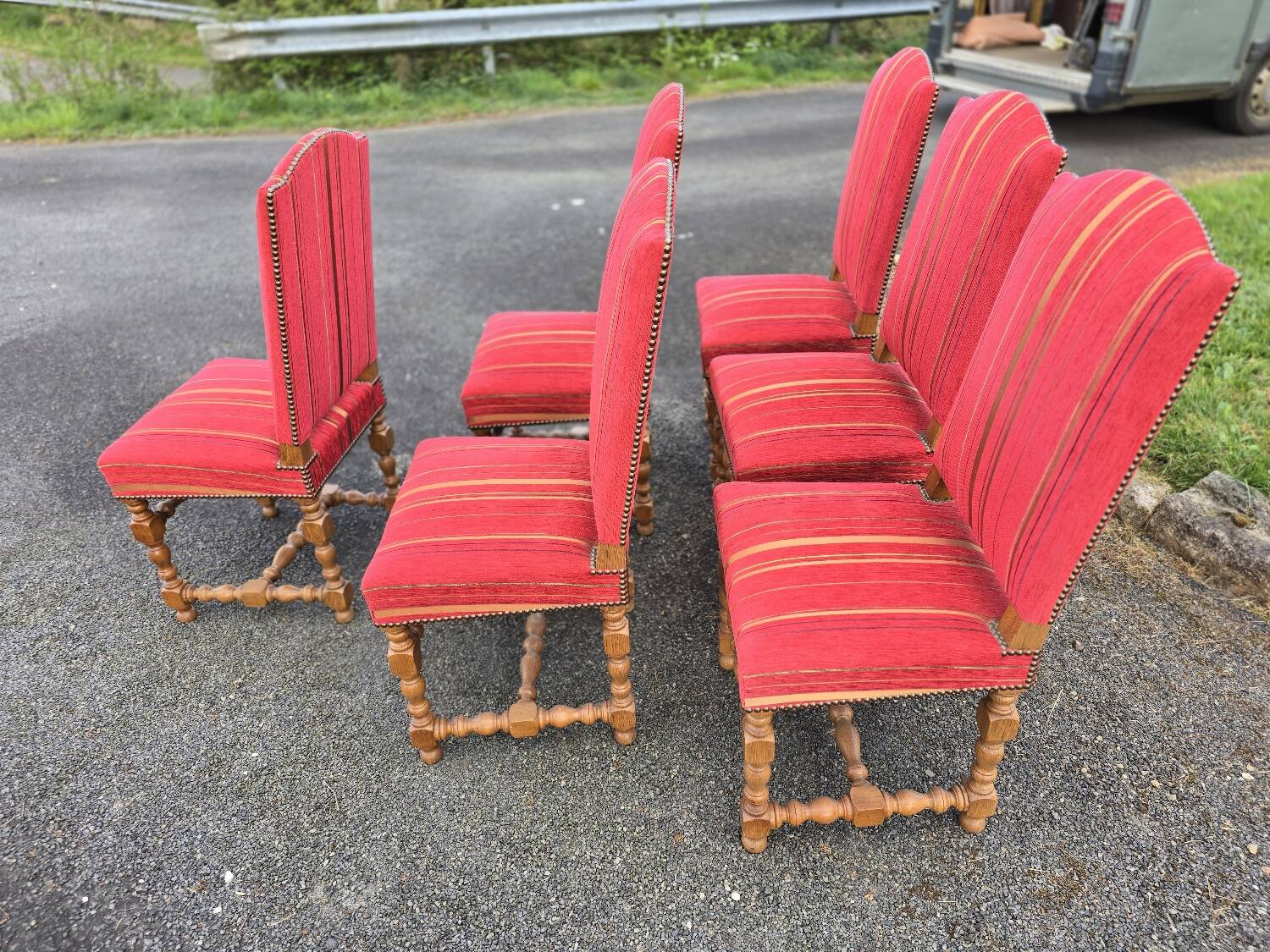 Série de six chaises  Louis  XIII en chêne