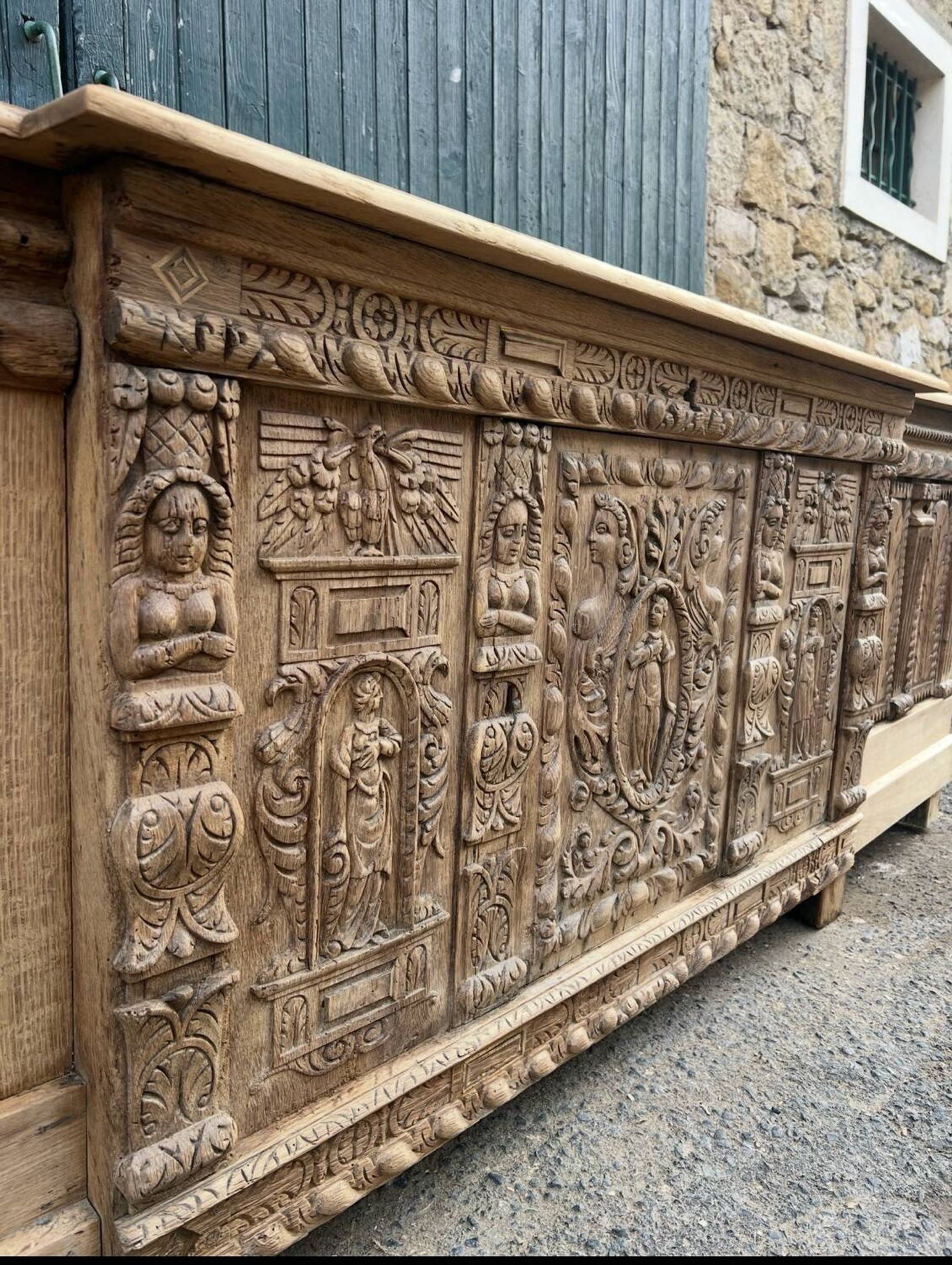 Grand Renaissance buffet in oak
