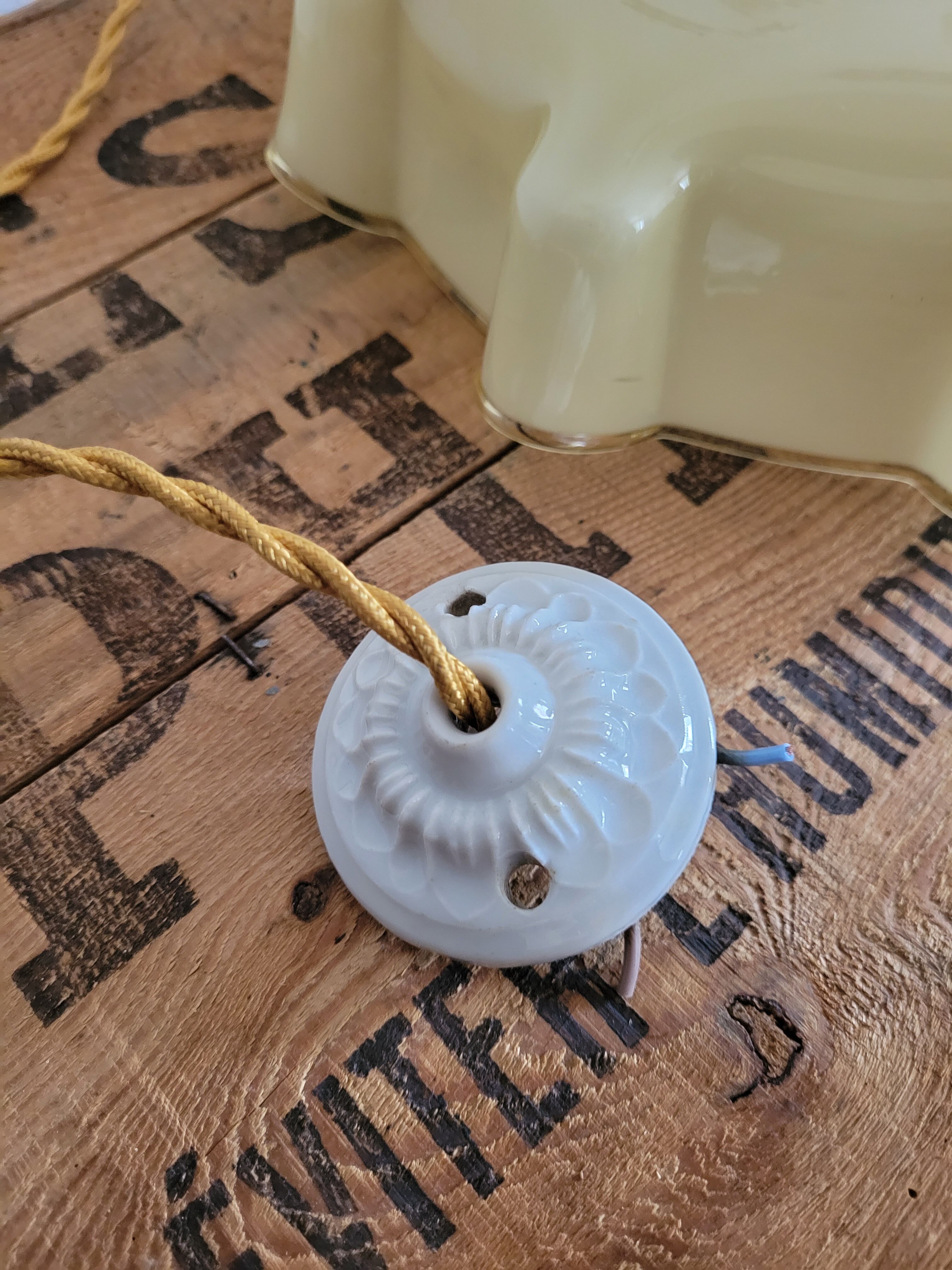 Yellow opaline suspension