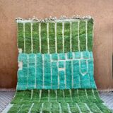 Tapis marocain vert amande et bleu vert à reliefs moderne