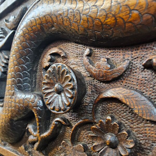Secrétaire chinois du 19e siècle avec sculpture de dragon en bois.