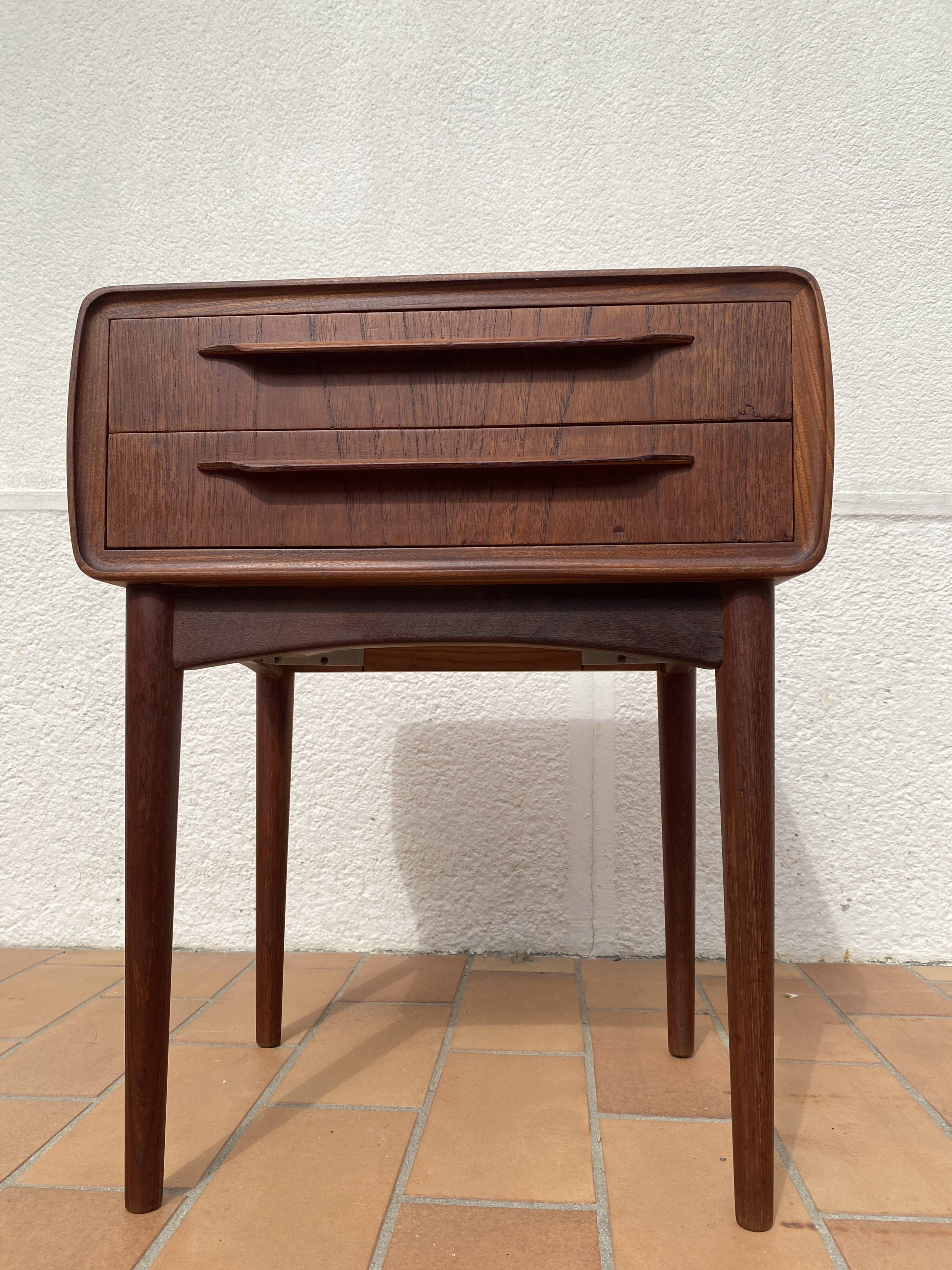 Vintage Scandinavian design bedside table in teak by the Danish Andersen.