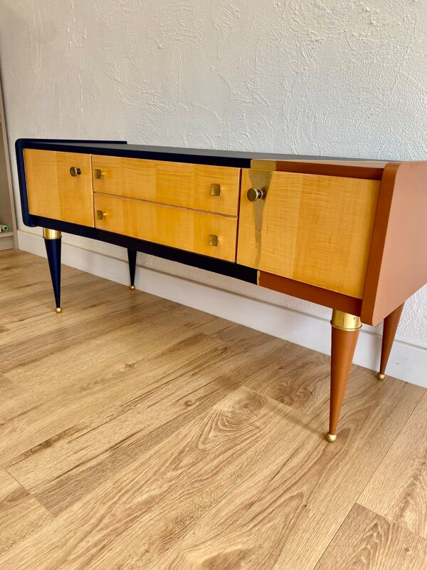Meuble vintage relooké bleu marine, terracotta et feuille d’or – Style mid-century revisité