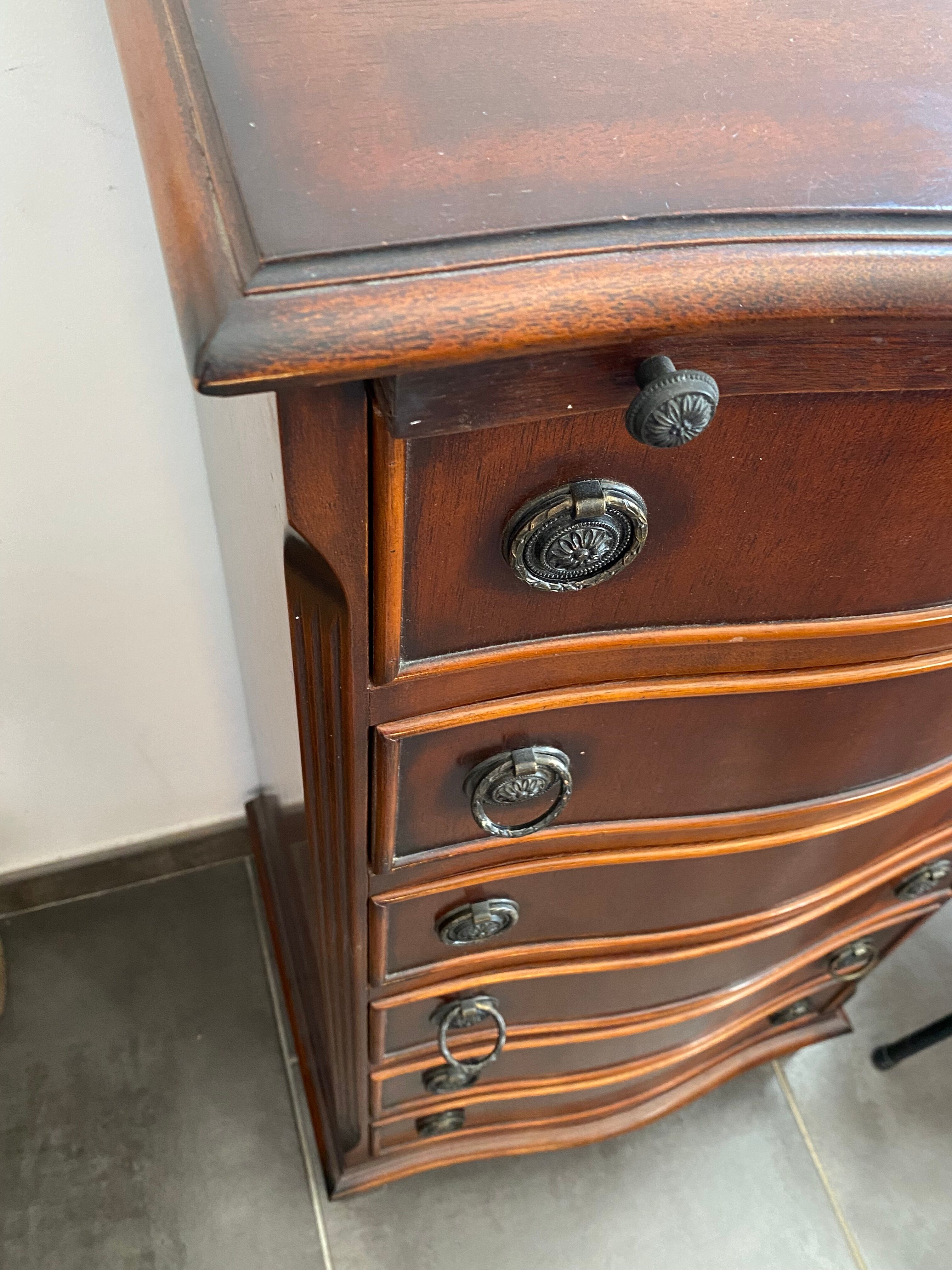 Semainier de style ancien en acajou