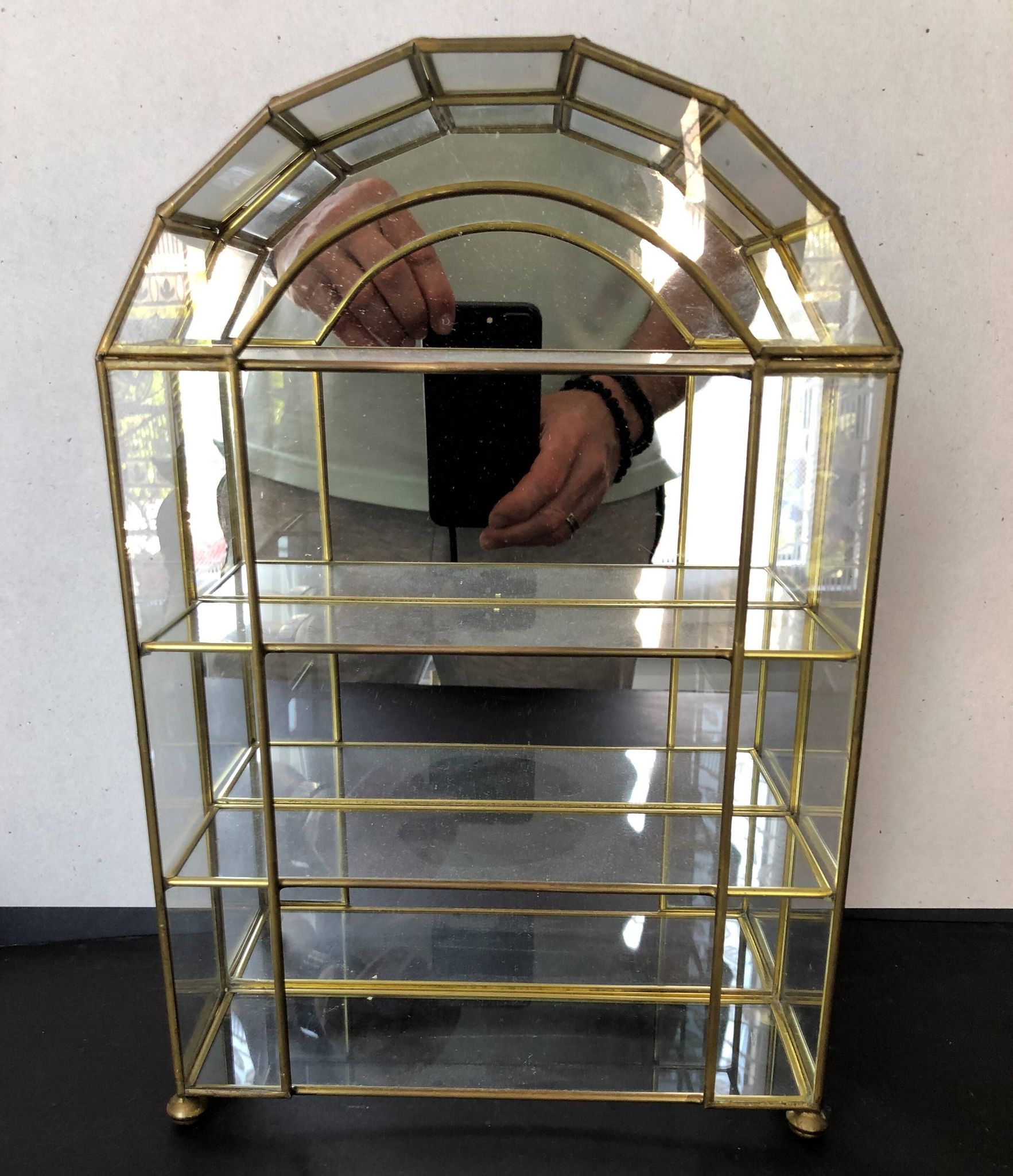 Vitrine en verre et laiton