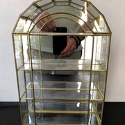 Vitrine en verre et laiton