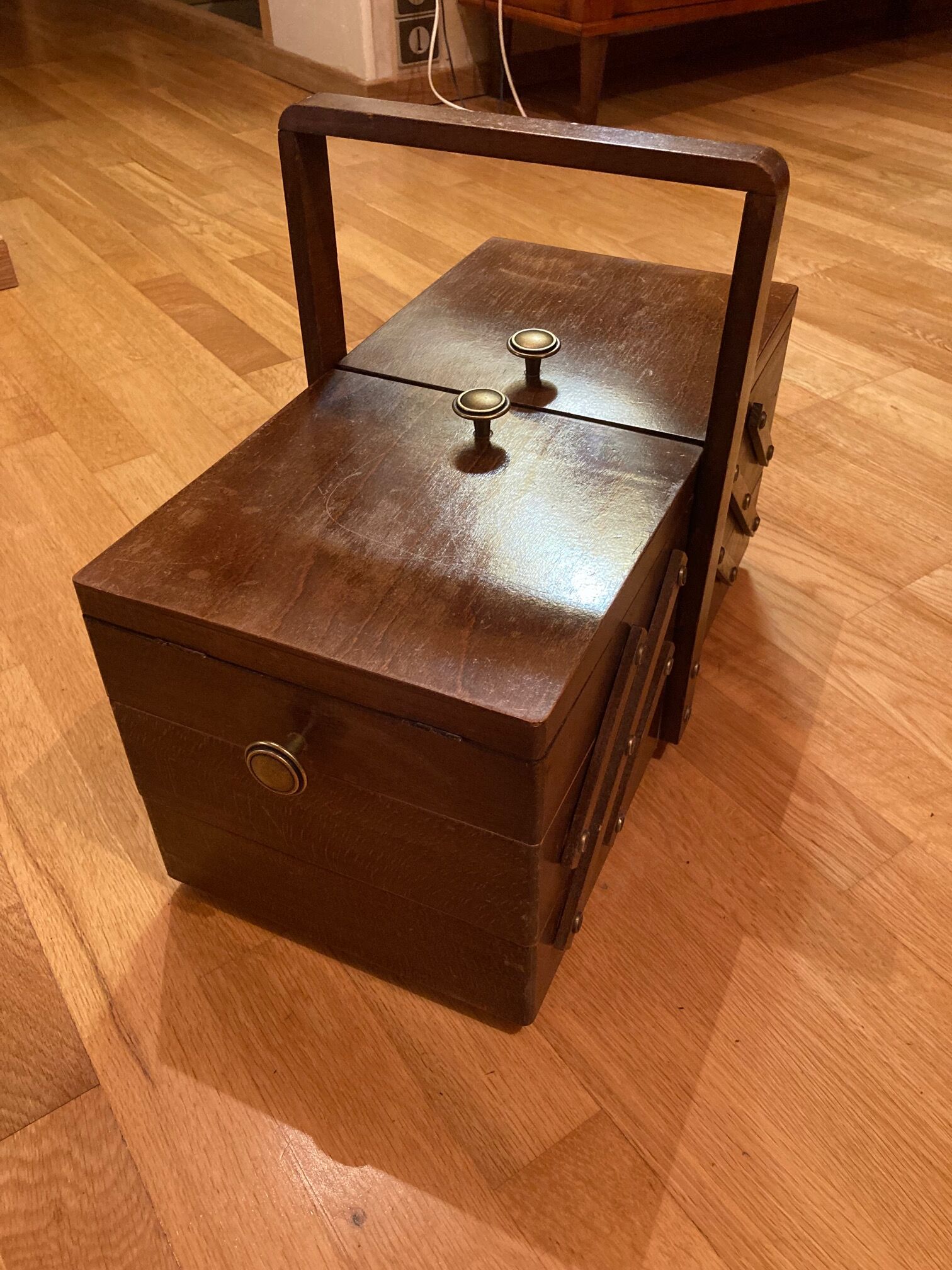 Boite à couture ou travailleuse ancienne en bois