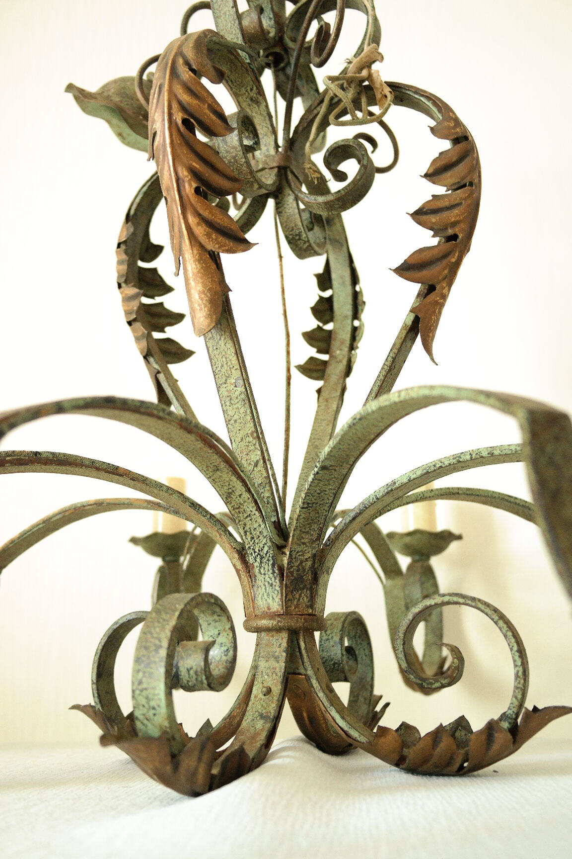 Lustre with 8 branches in wrought iron, grey-green patina and antique gilding.