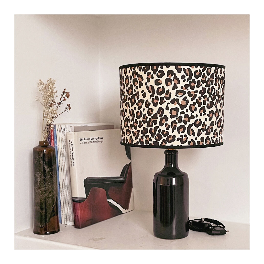 Lampe grès et imprimé léopard
