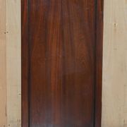 Grand classeur haut en acajou flammé à quatre tiroirs avec dessus en cuir