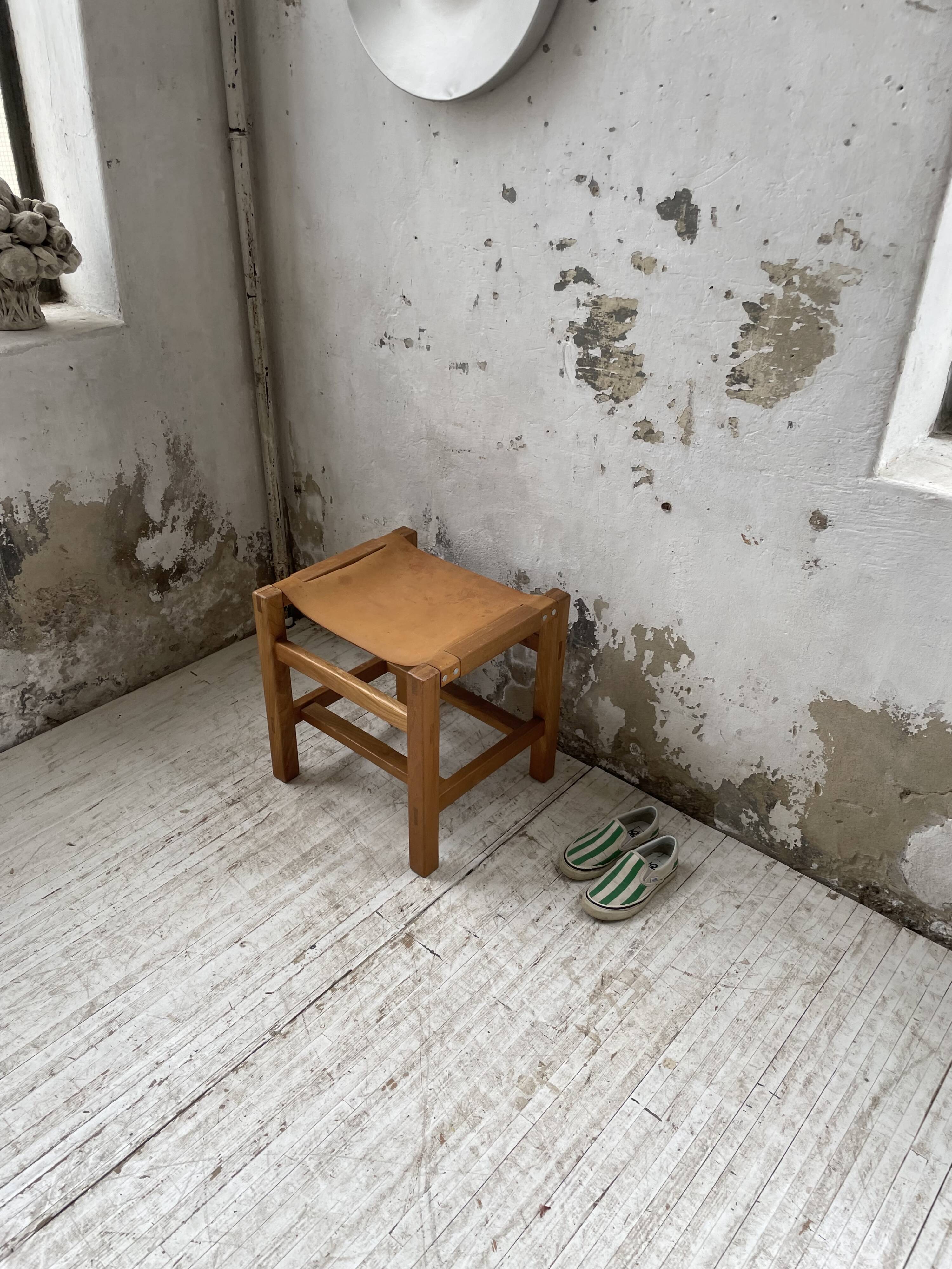 Solid elm and leather stool Maison Regain