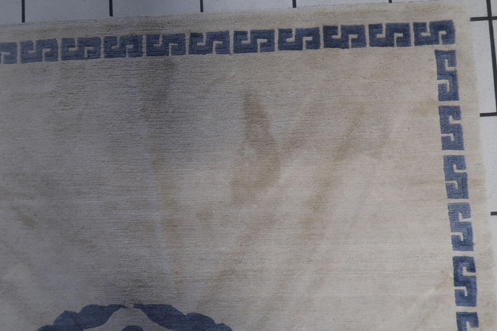 Vintage handmade 4.8' x 6.1' (147 cm x 187 cm) Tibetan Khaden rug from the 1970s