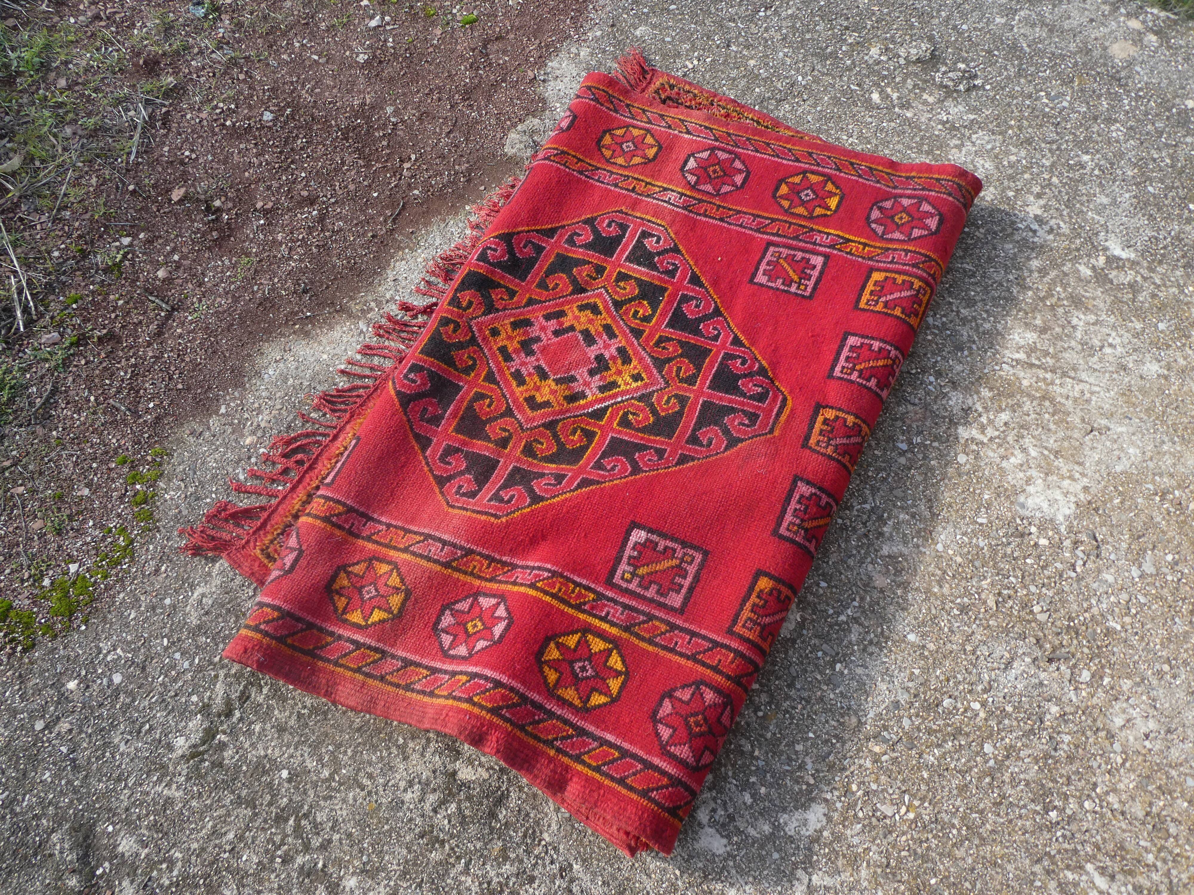 Tapis berbère marocain vintage Boujaad de Khenifra 250x120 cm