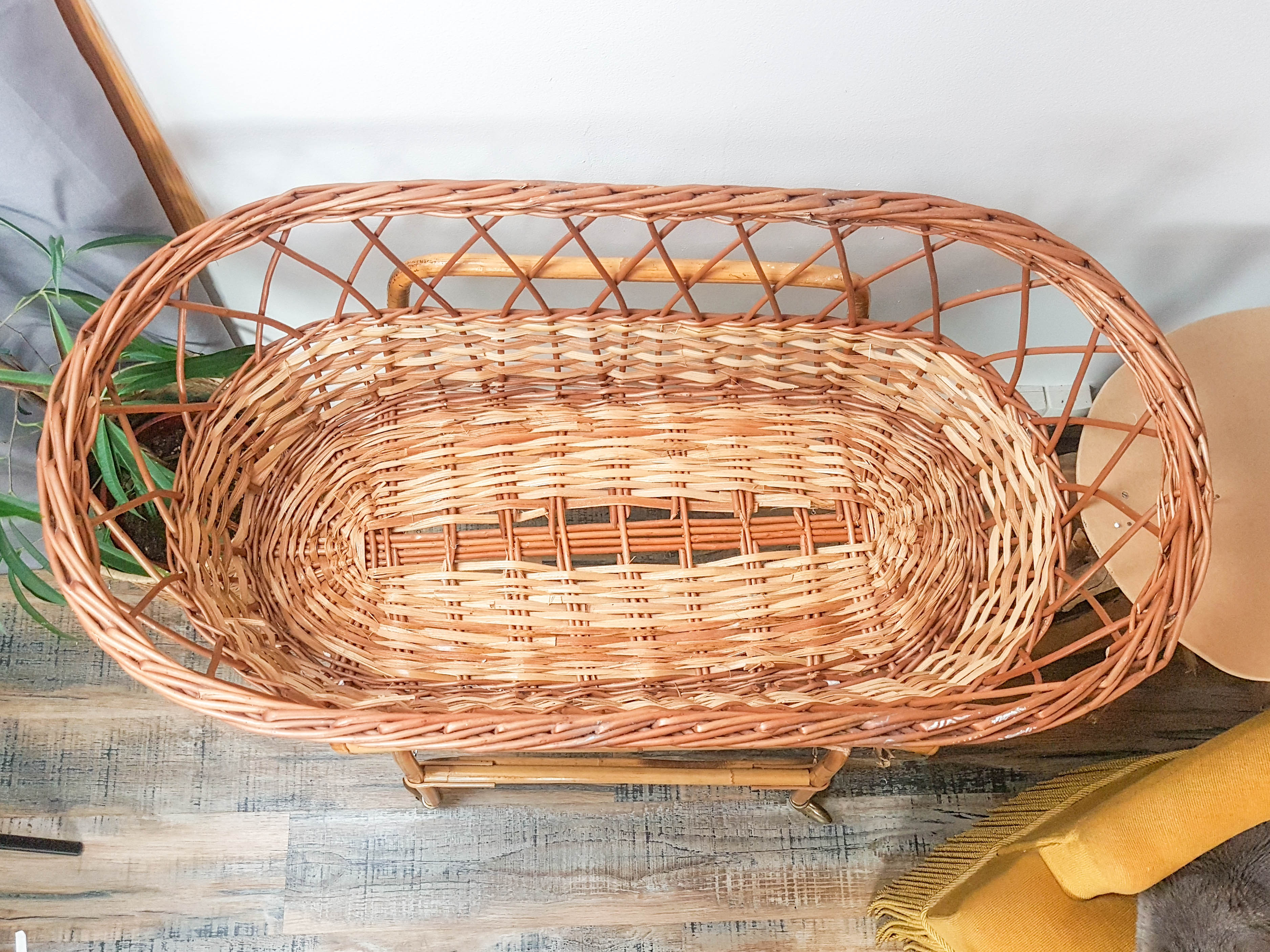 Couffin on foot in vintage rattan 50s