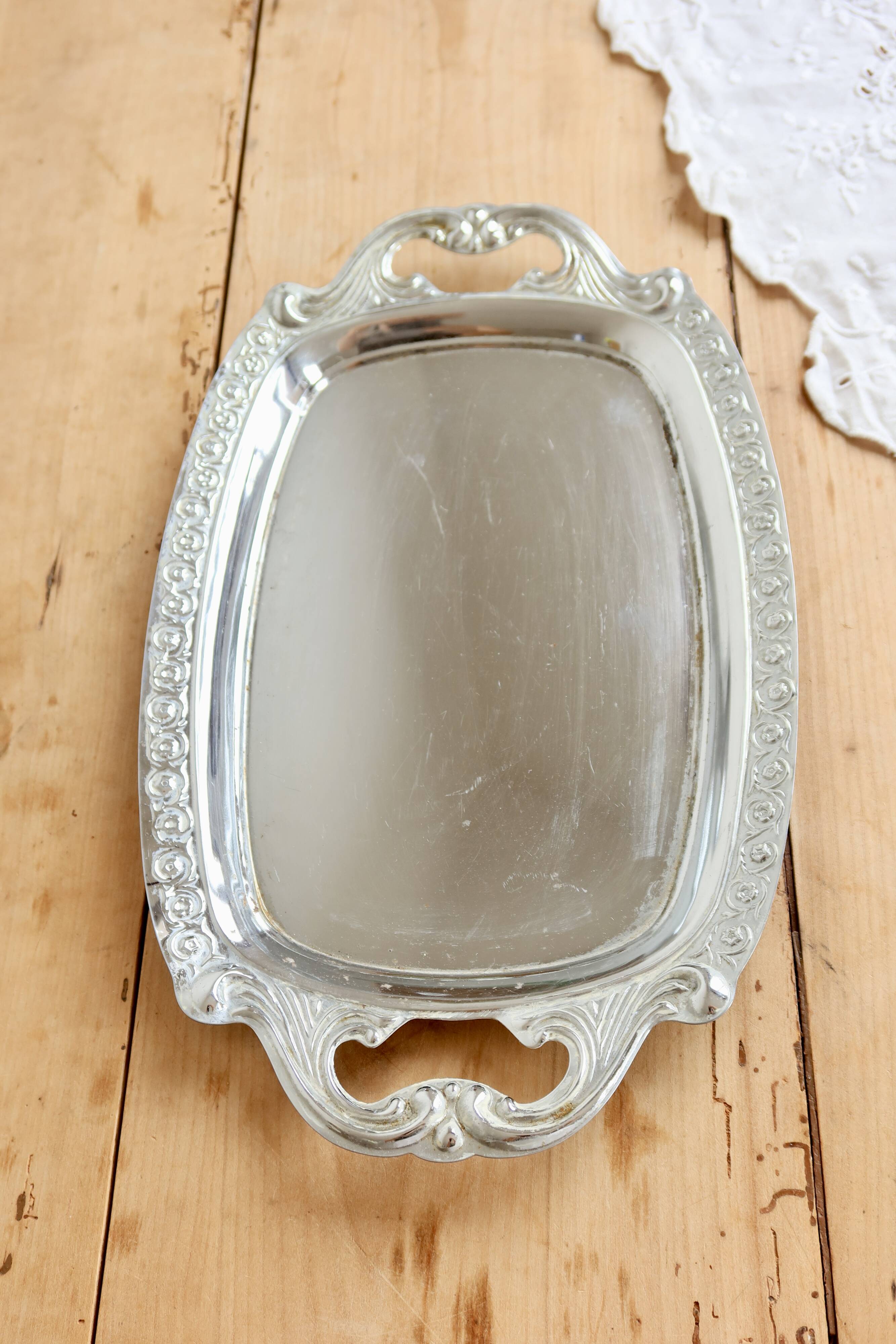 Vintage silver-plated serving tray – Handles and engraved border style
