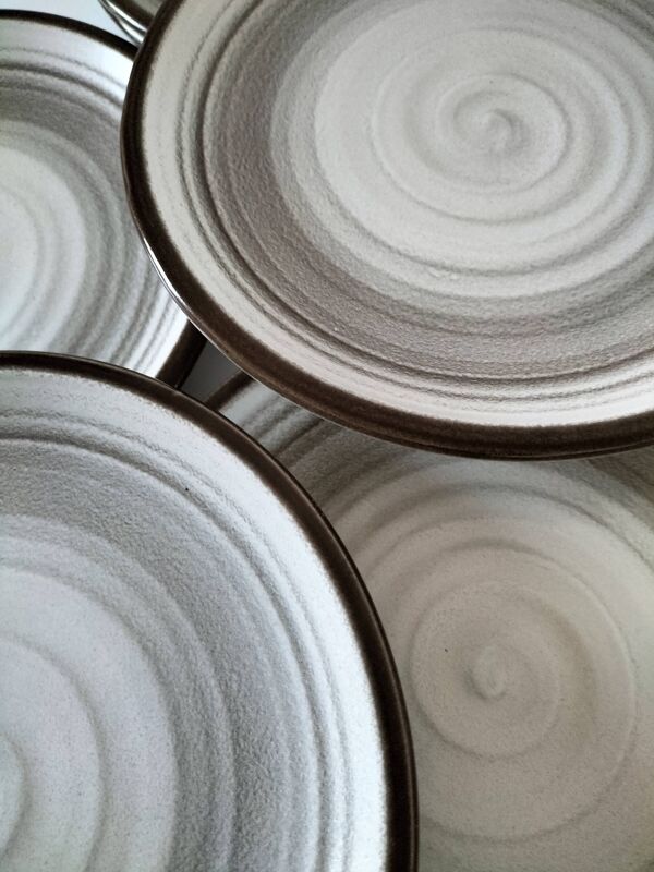 Ensemble de 10 assiettes Salins décor spirale minérale gris et brun