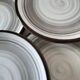 Ensemble de 10 assiettes Salins décor spirale minérale gris et brun