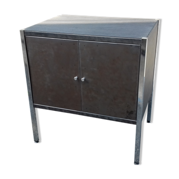 Meuble industriel genre buffet vers 1960 en acier poli et vernis mat