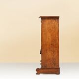 Armoire belge à une porte sculptée à la main du XVIe siècle en chêne massif