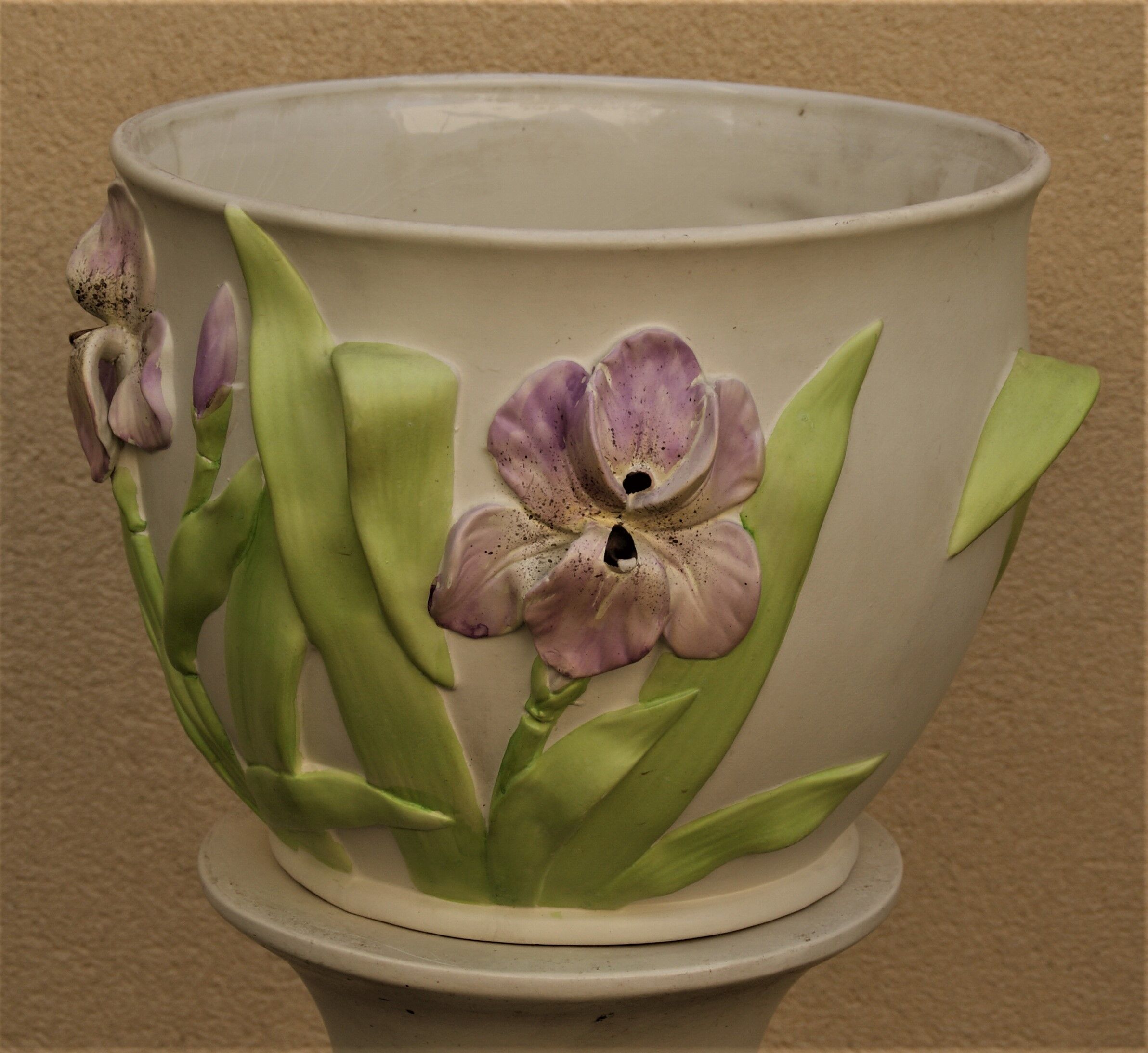 Pot cover with earthenware column