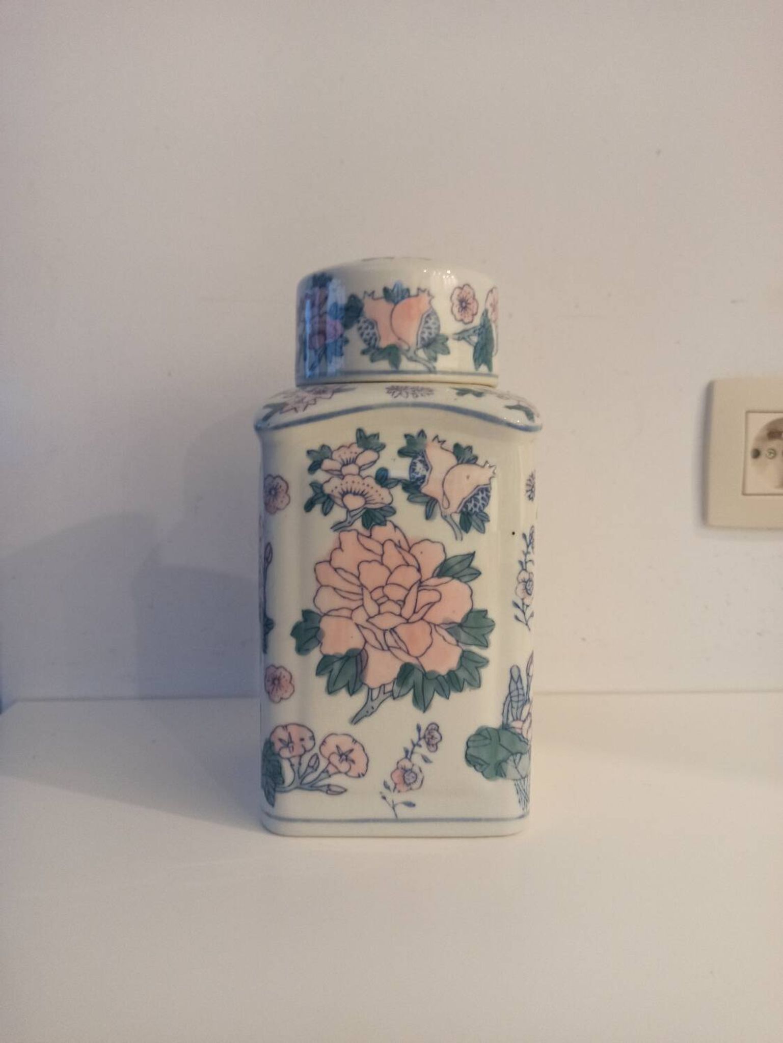 Bonbonnière à motifs asiatiques en porcelaine