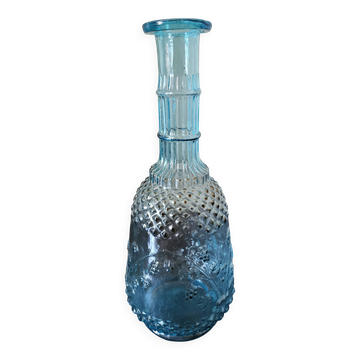 Petite carafe vintage en verre bleu turquoise moulé à décor floral