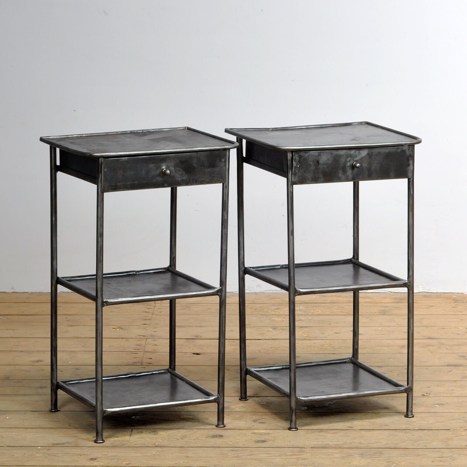Paire de tables de chevet, années 1910