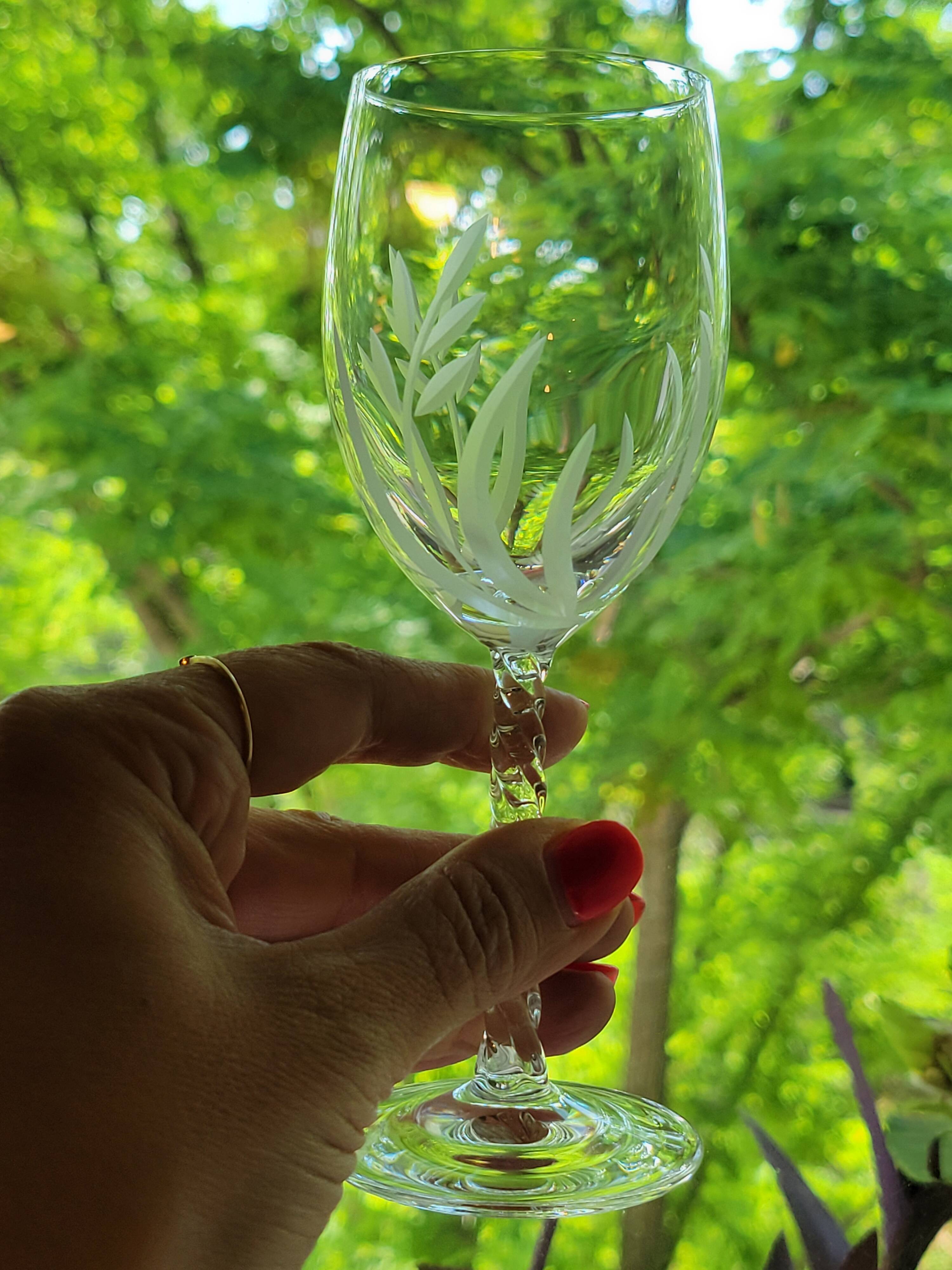12 White Wine Glasses in Arques Crystal, Fleury Cut Flamépis Pattern