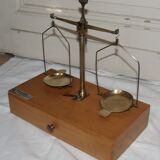 Balance of jeweller accuracy in box with weight trebuchet