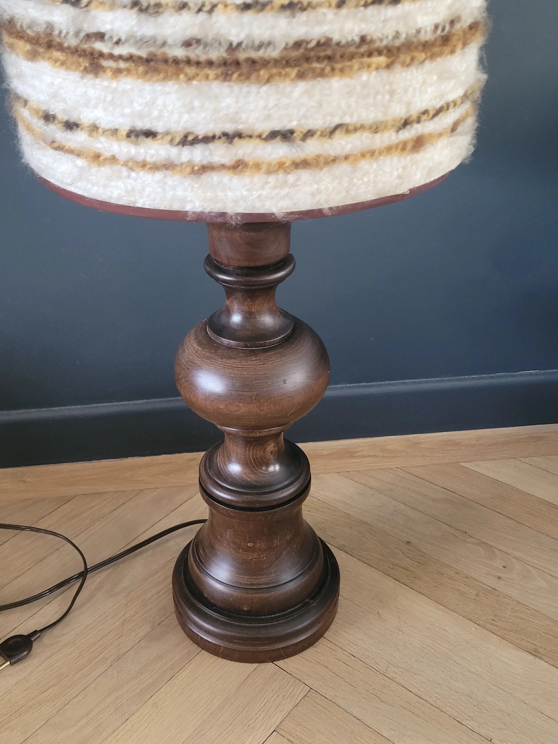 Grande lampe vintage pied bois abat-jour laine bouclettes - Ref 1025