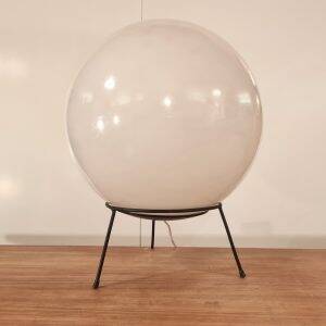 Large plastic sphere globe table lamp – Raak Amsterdam | Vintage design lamp
