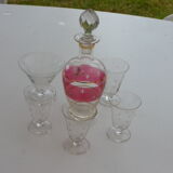 Service a liqueur composé d'une carafe et de 5 verres avec des etoiles ciselées, bouchon en forme de coeur a facettes vintage 1950