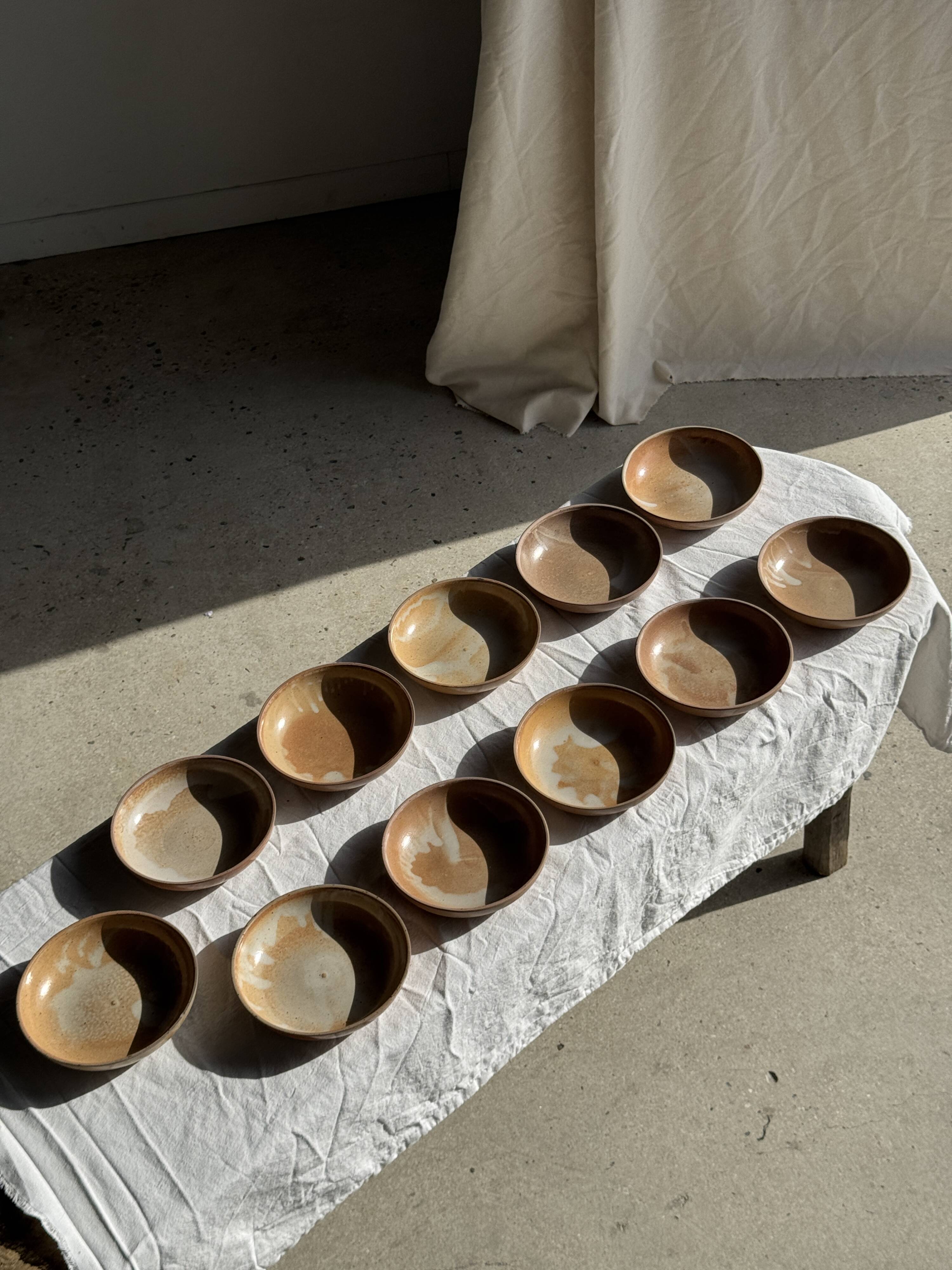 11 assiettes creuses artisanales vintage en grès mat