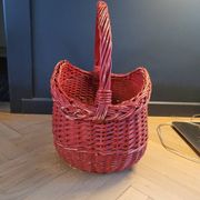 Panier en rotin peint en rouge