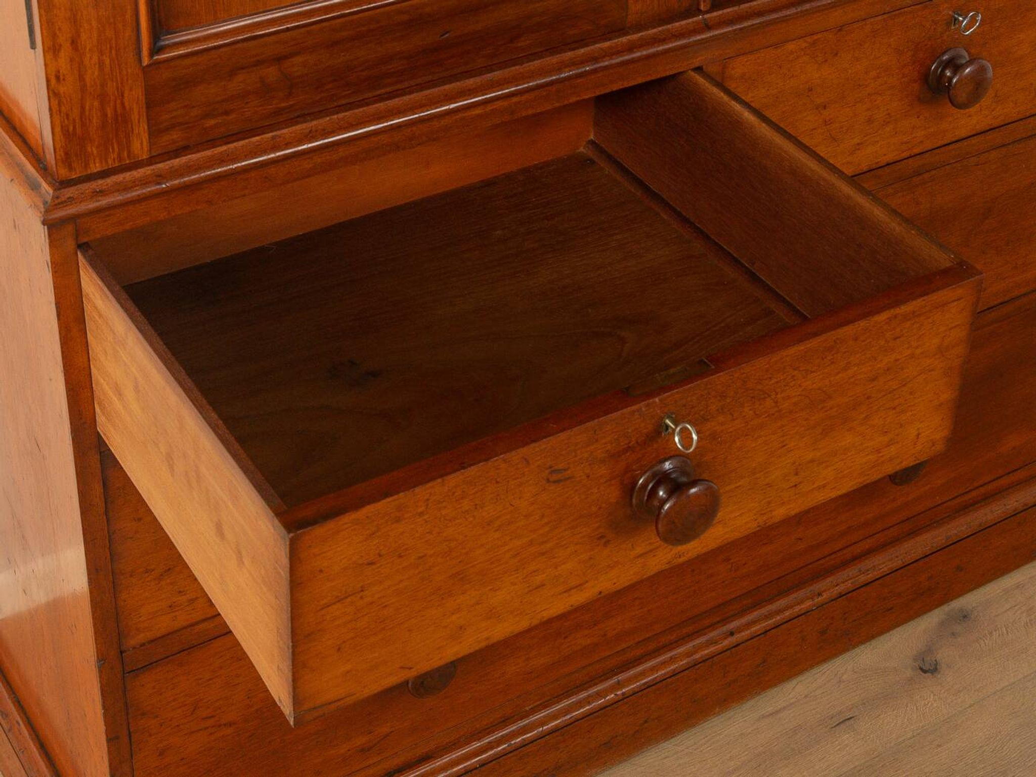 Armoire à linge en lin des années 1840