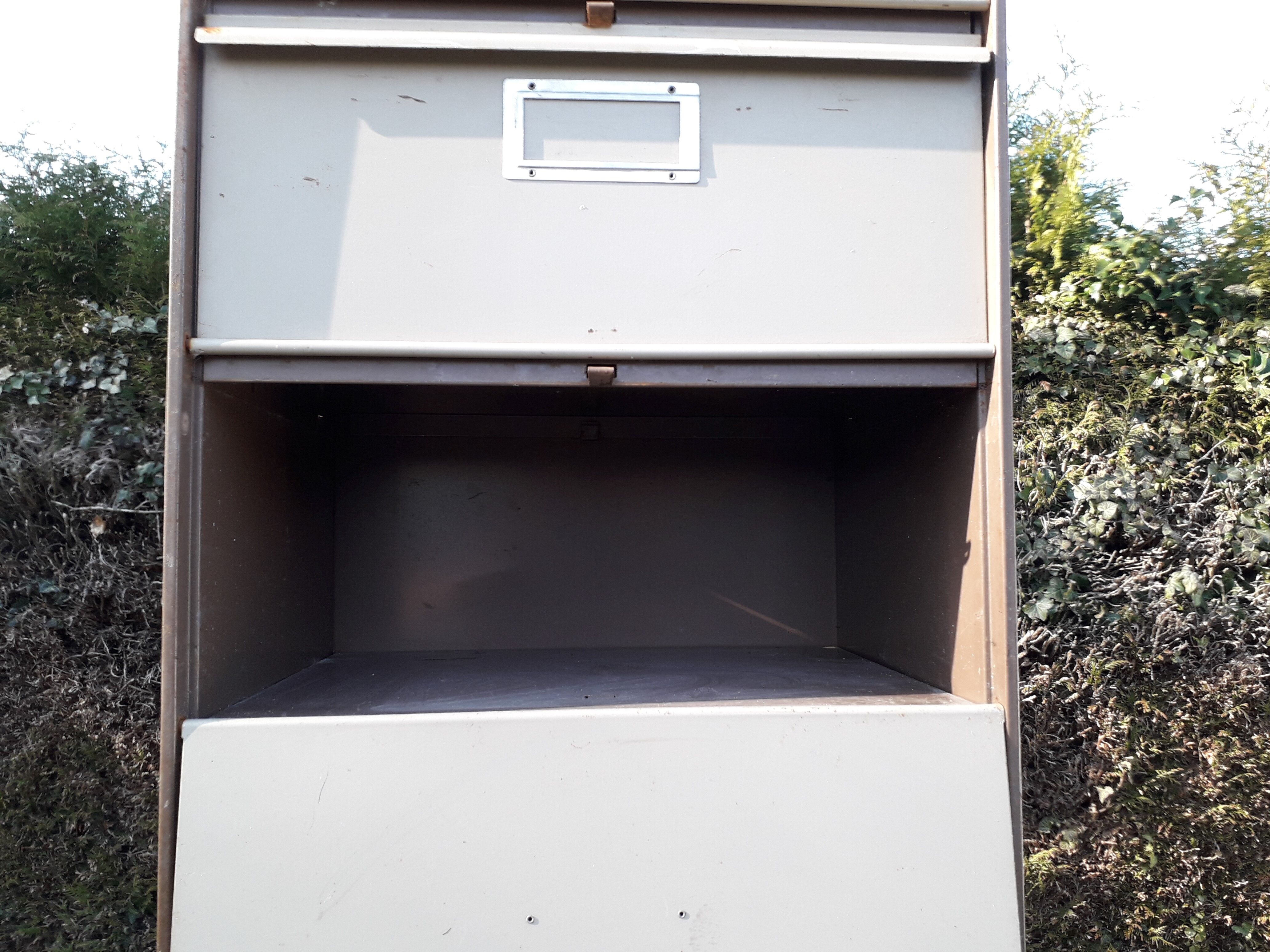 Furniture industrial clamshell