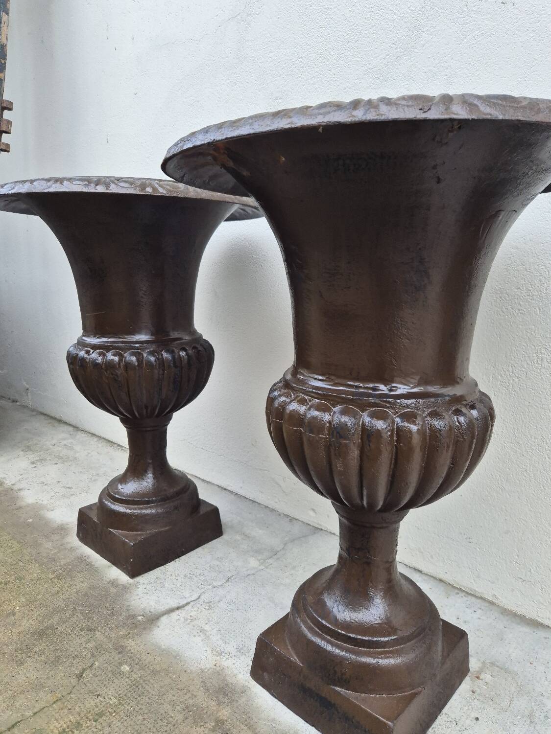 Pair of Medici cast iron vases from a bourgeois house - H73cm