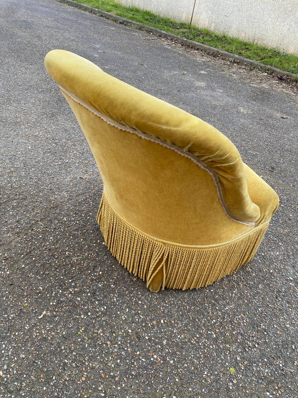 Fauteuil crapaud en velours jaune moutarde du 19ème