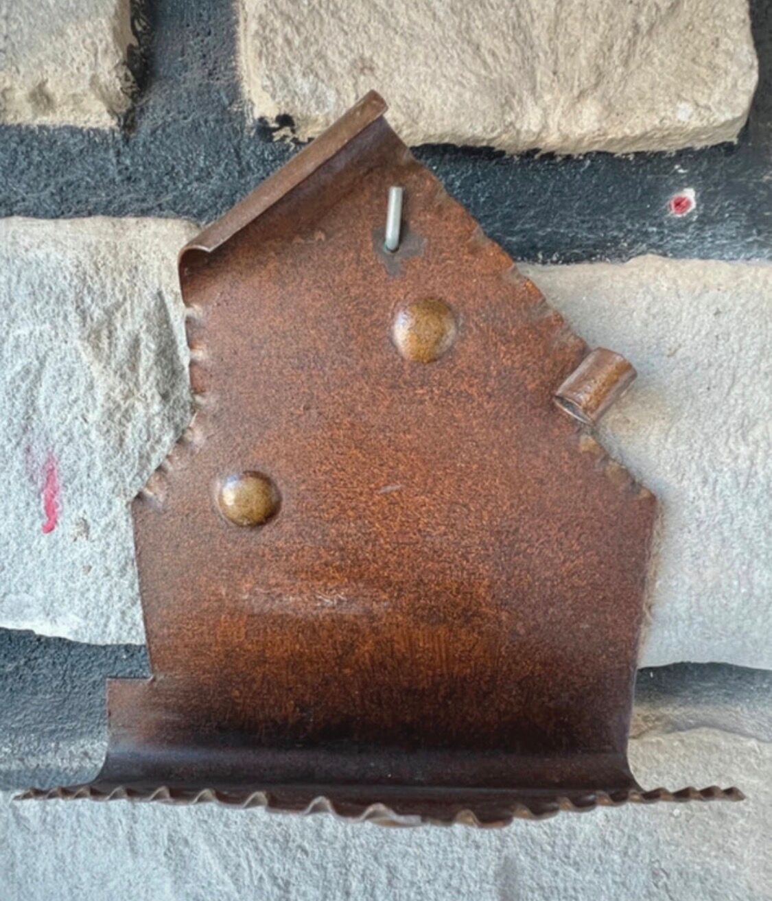 Porte-revues ou porte-courriers mural vintage 1960’s en métal marron