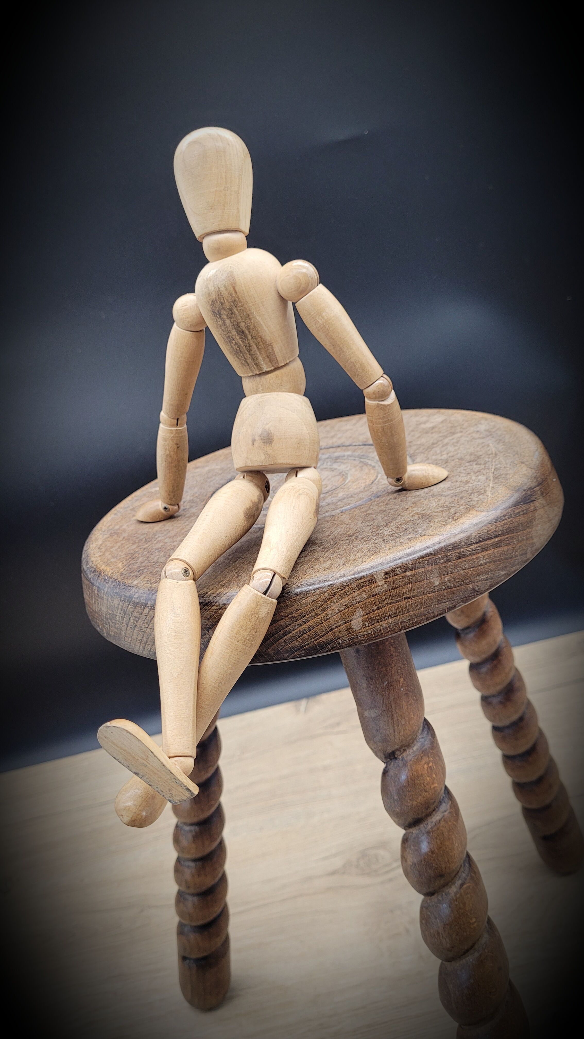 Tripod stool with turned feet