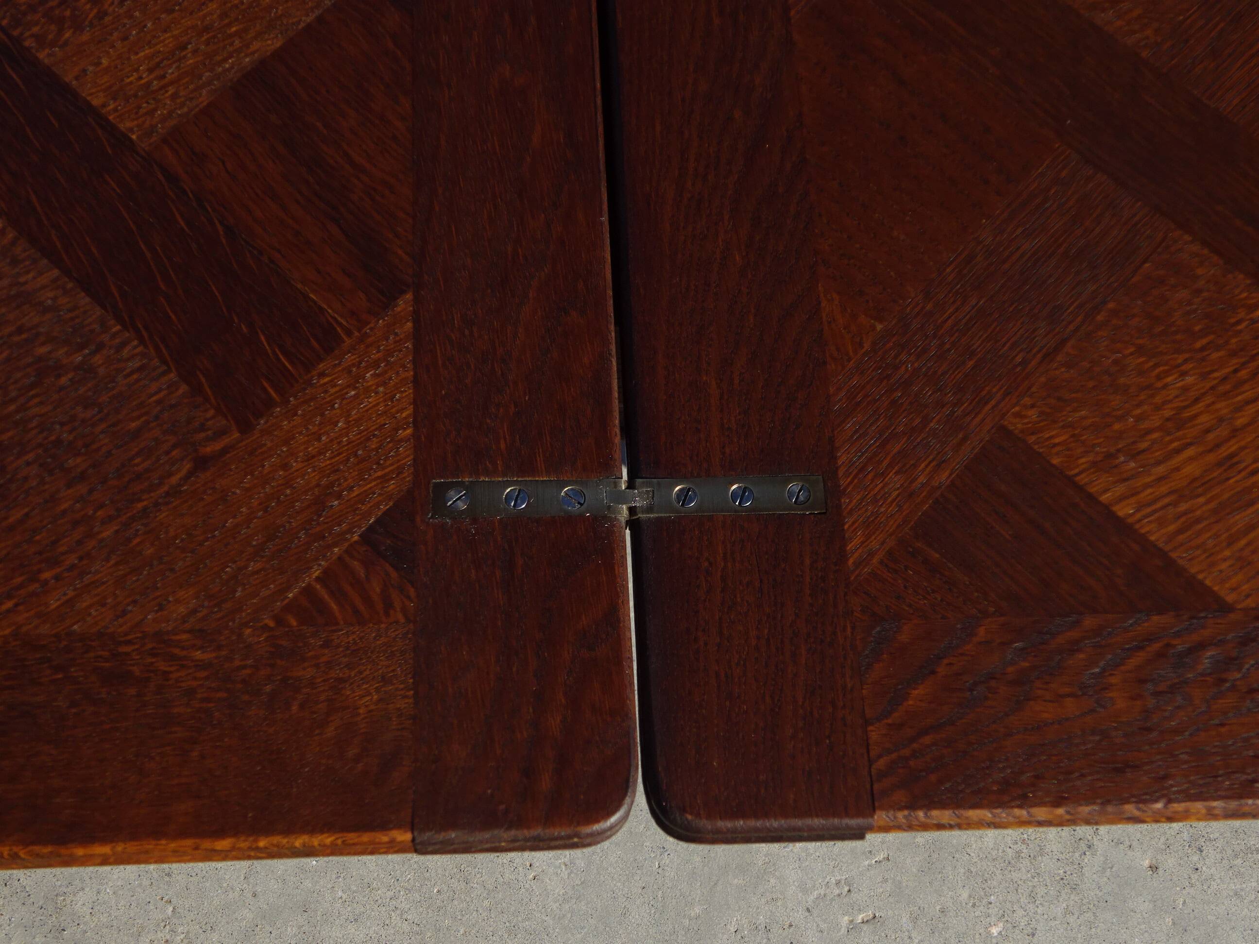 Extendable oak wallet table