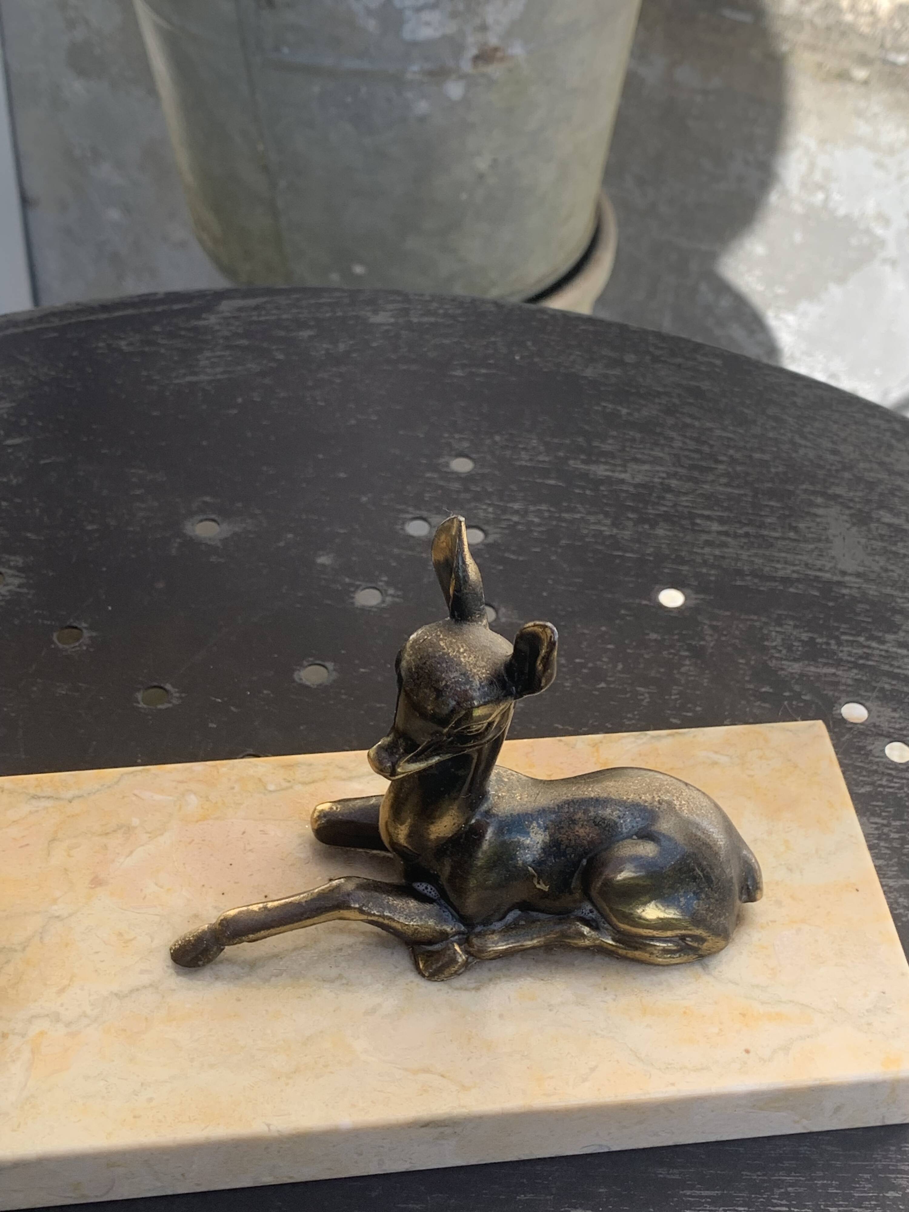 Table lamp, Biche, fawn in gilded brass on a beige marble base, art deco Velvet underside