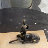 Table lamp, Biche, fawn in gilded brass on a beige marble base, art deco Velvet underside